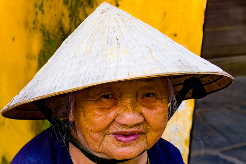 Ältere Vietnamesin beim Essen